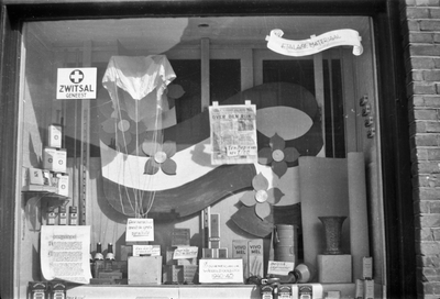 818818 Afbeelding van de etalage van Drogisterij G.A. Kocken (Poortstraat 63/ Zandhofsstraat 119a) te Utrecht met ...